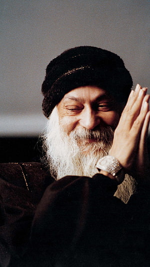 Portrait of an elderly man with a long white beard and black beanie smiling with hands clasped, osho, Rajneesh HD phone wallpaper