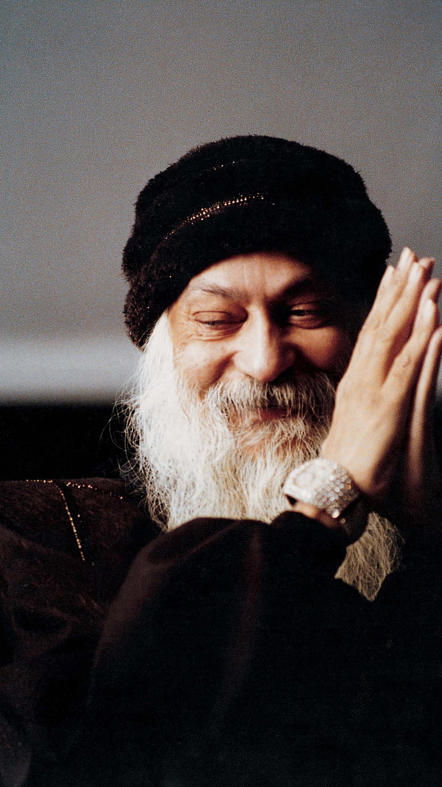 Portrait of an elderly man with a long white beard and black beanie smiling with hands clasped, osho, Rajneesh HD phone wallpaper