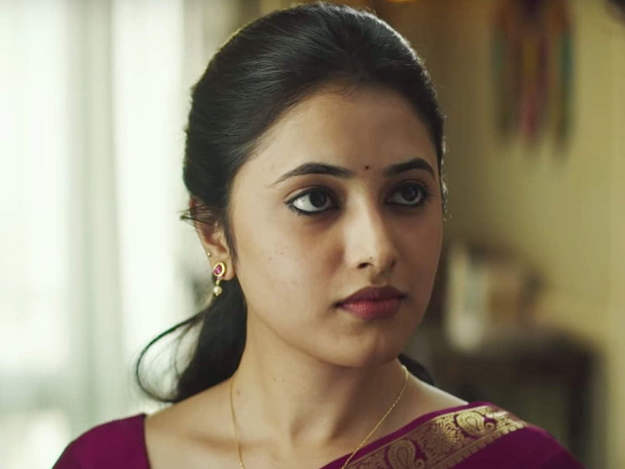 Priyanka Arul Mohan in a Maroon Saree with Gold Border and Traditional Earrings HD wallpaper