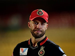 AB de Villiers in Royal Challengers Bangalore Cricket Kit and Cap HD wallpaper