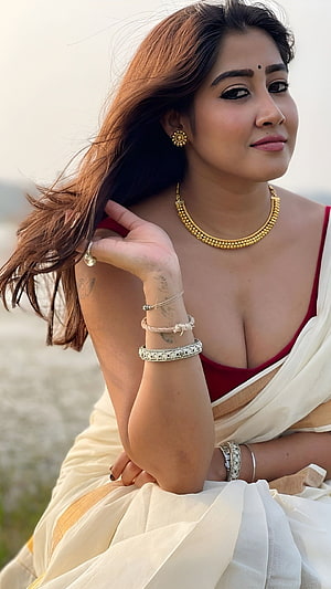 Elegant Indian Woman in White Saree with Gold Jewelry and Red Blouse, Sophie, sophia, saree beauty, cleavage, tiktok star HD phone wallpaper