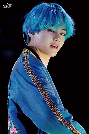 V from BTS with vibrant blue hair performing on stage in a blue embroidered jacket HD phone wallpaper