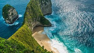 Aerial View of Kelingking Beach Cliffs and Turquoise Waters on Nusa Penida Island, Bali HD wallpaper