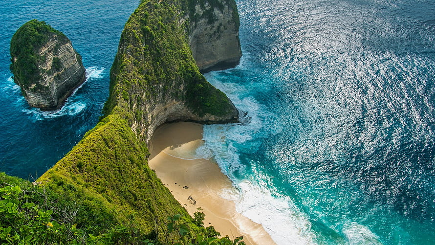 Aerial View of Kelingking Beach Cliffs and Turquoise Waters on Nusa Penida Island, Bali HD wallpaper