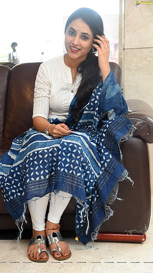 Priyanka Arul Mohan in Traditional Blue Bandhani Saree and White Kurta HD phone wallpaper