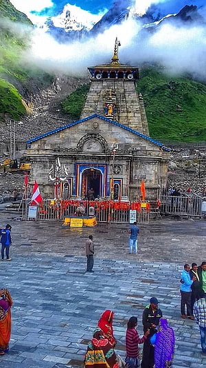 Keदारनाथ Temple in Uttarakhand with Snow-Capped Himalayan Mountains and Pilgrims HD phone wallpaper