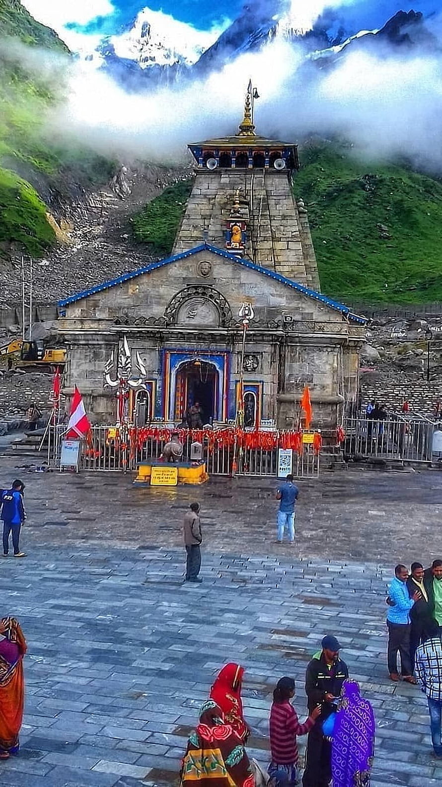 Keदारनाथ Temple in Uttarakhand with Snow-Capped Himalayan Mountains and Pilgrims HD phone wallpaper
