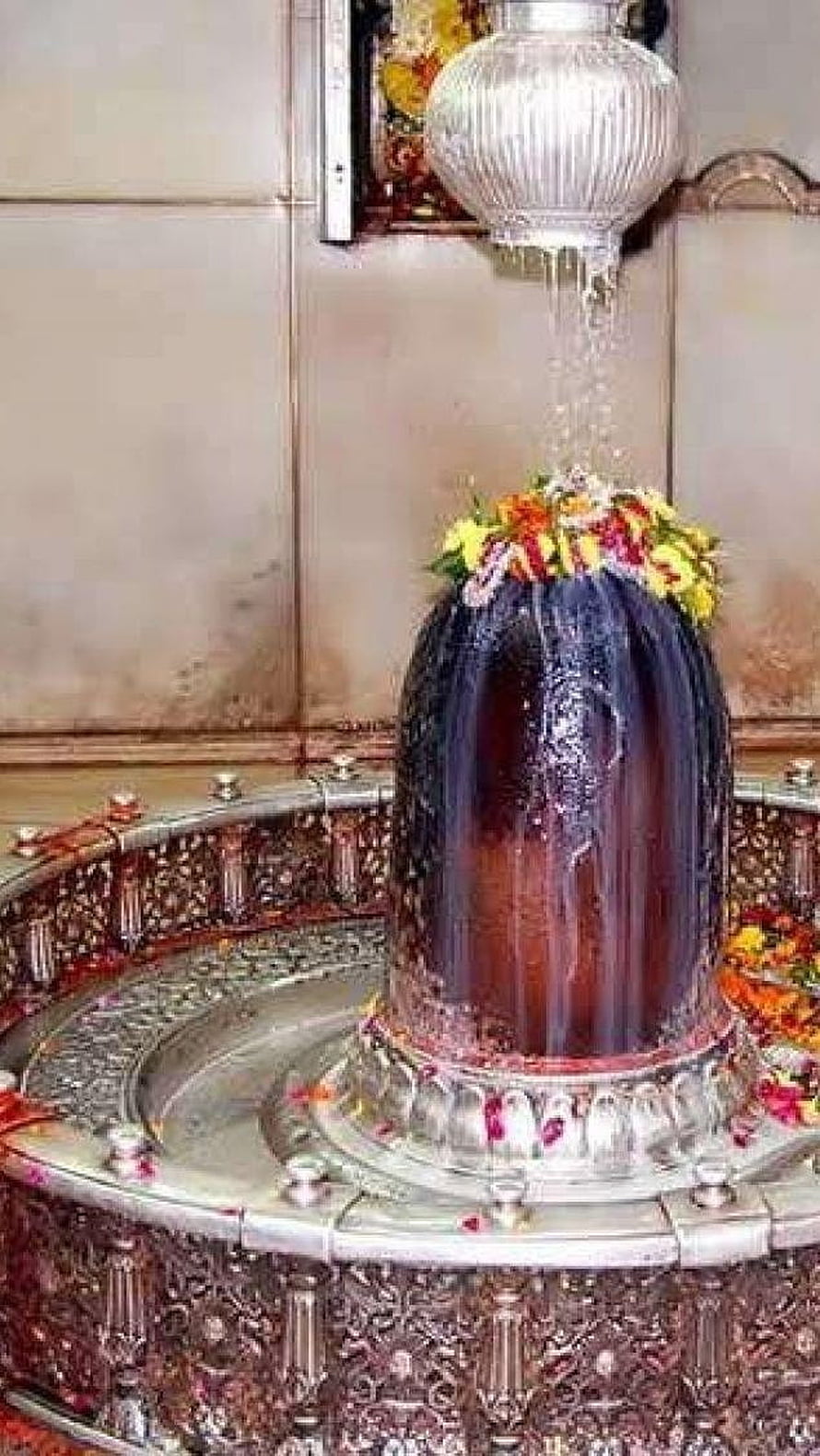 Mahakaleshwar Jyotirlinga in Ujjain with Abhishek Water Flow and Floral Offerings HD phone wallpaper