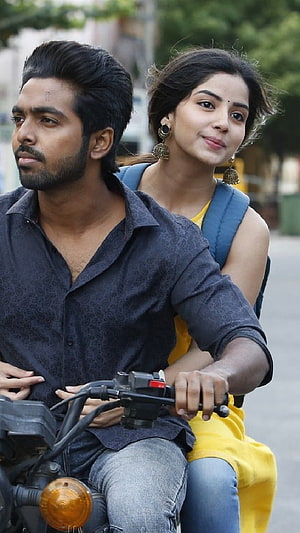 Kashmira Pardeshi and Male Co-Star Riding a Motorcycle in Sivappu Manjal Pachai HD phone wallpaper