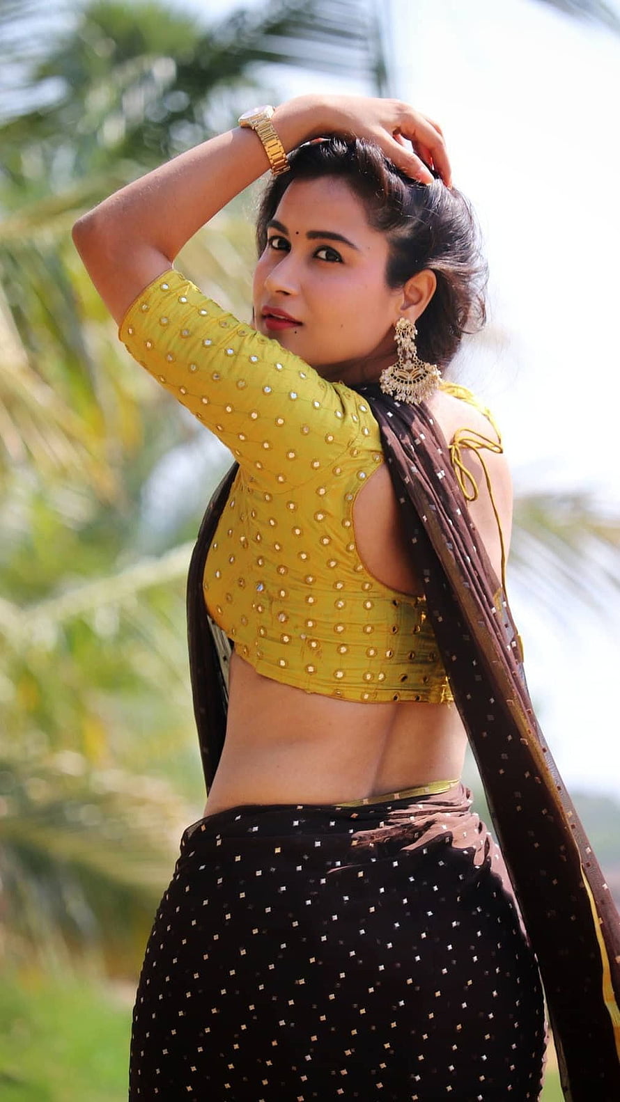 Woman in Yellow Blouse and Black Saree with Gold Jewelry, Kanchan bamne, telugu actress, saree lover HD phone wallpaper