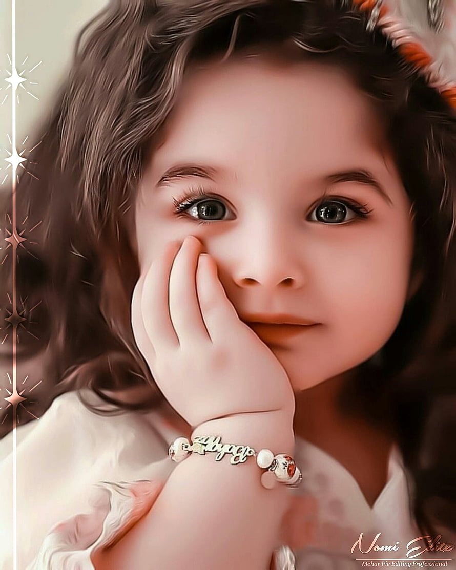 Cute little girl with curly hair and big eyes wearing a bracelet HD phone wallpaper