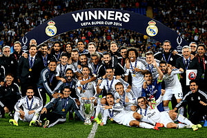 Real Madrid Squad Celebrating UEFA Super Cup 2014 Victory With Trophy HD wallpaper