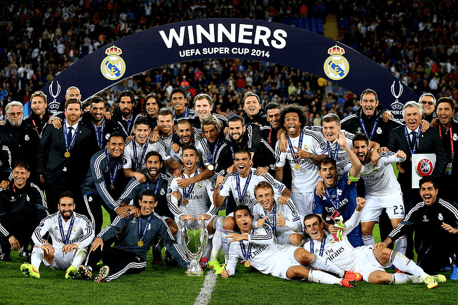 Real Madrid Squad Celebrating UEFA Super Cup 2014 Victory With Trophy HD wallpaper