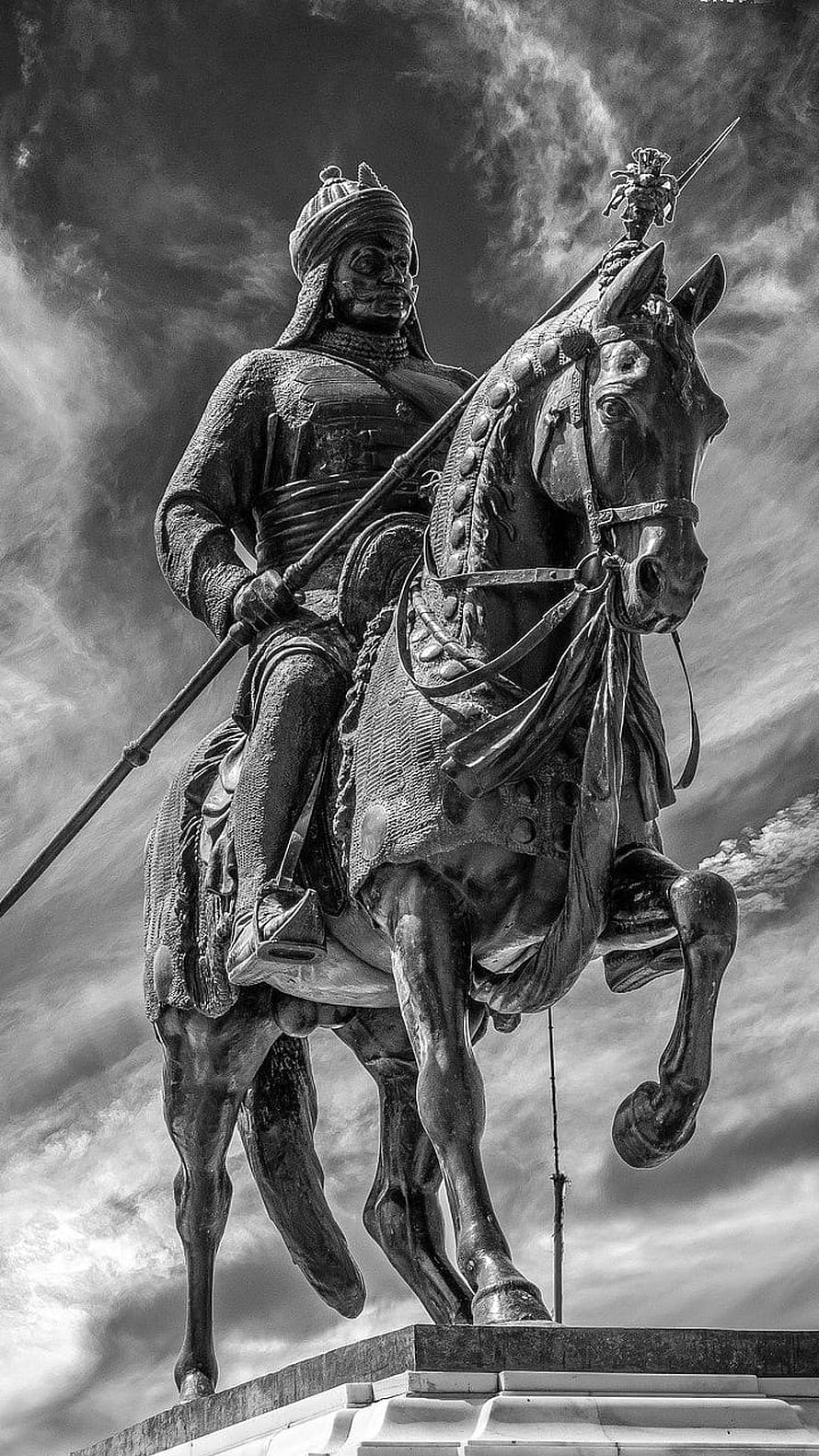 Black and white photo of the equestrian statue of Tipu Sultan in Bangalore, India, set against a dramatic cloudy sky HD phone wallpaper