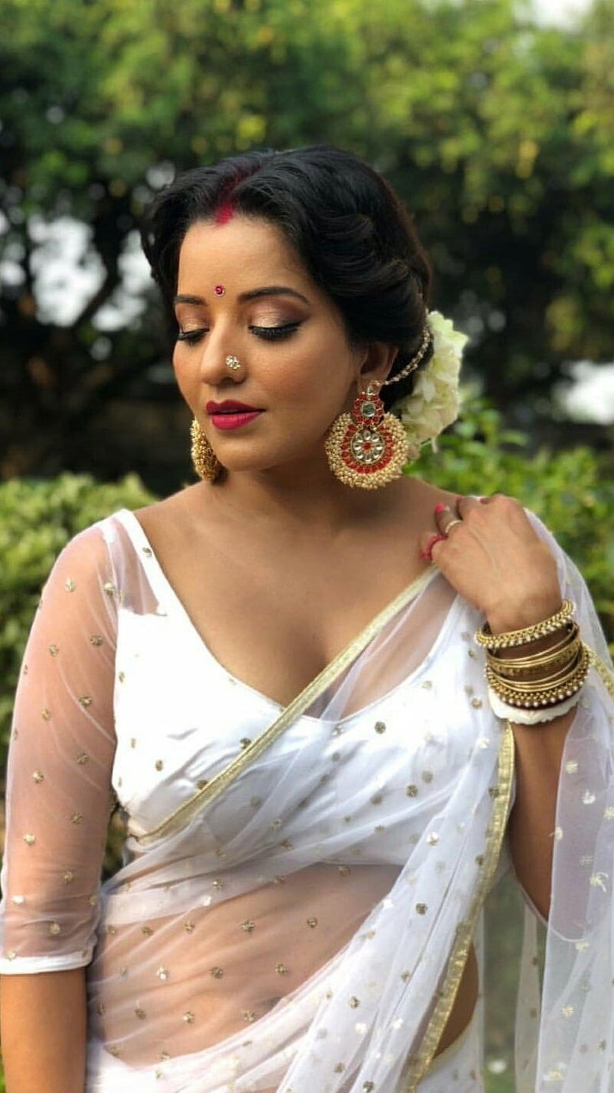 Antara Biswas in White Saree with Gold Jewelry and Floral Hair Accessory HD phone wallpaper