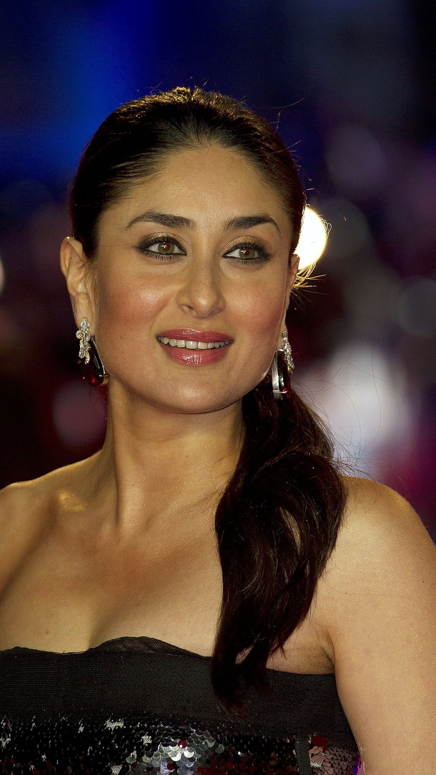 Kareena Kapoor in a Black Sequined Gown with Elegant Jewelry at a Red Carpet Event HD phone wallpaper