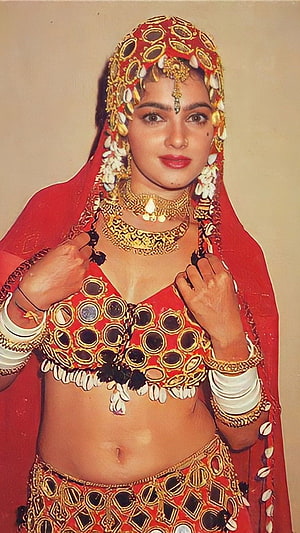 Mamata Kulkarni in Traditional Red Bridal Attire with Gold Jewelry and Mirror Work HD phone wallpaper