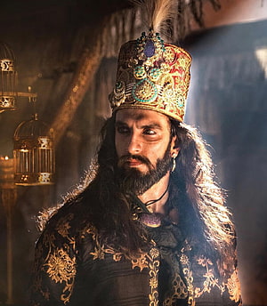 Ranveer Singh as Alauddin Khilji in Padmaavat with ornate crown and regal attire HD phone wallpaper