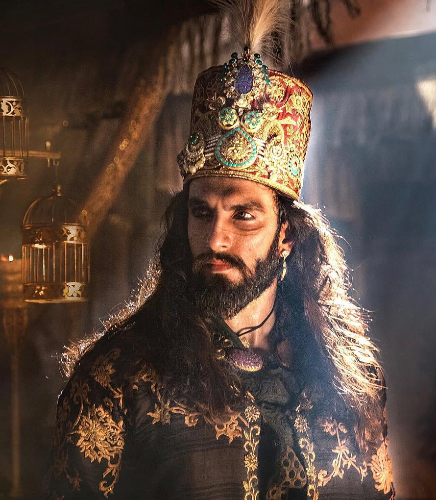 Ranveer Singh as Alauddin Khilji in Padmaavat with ornate crown and regal attire HD phone wallpaper
