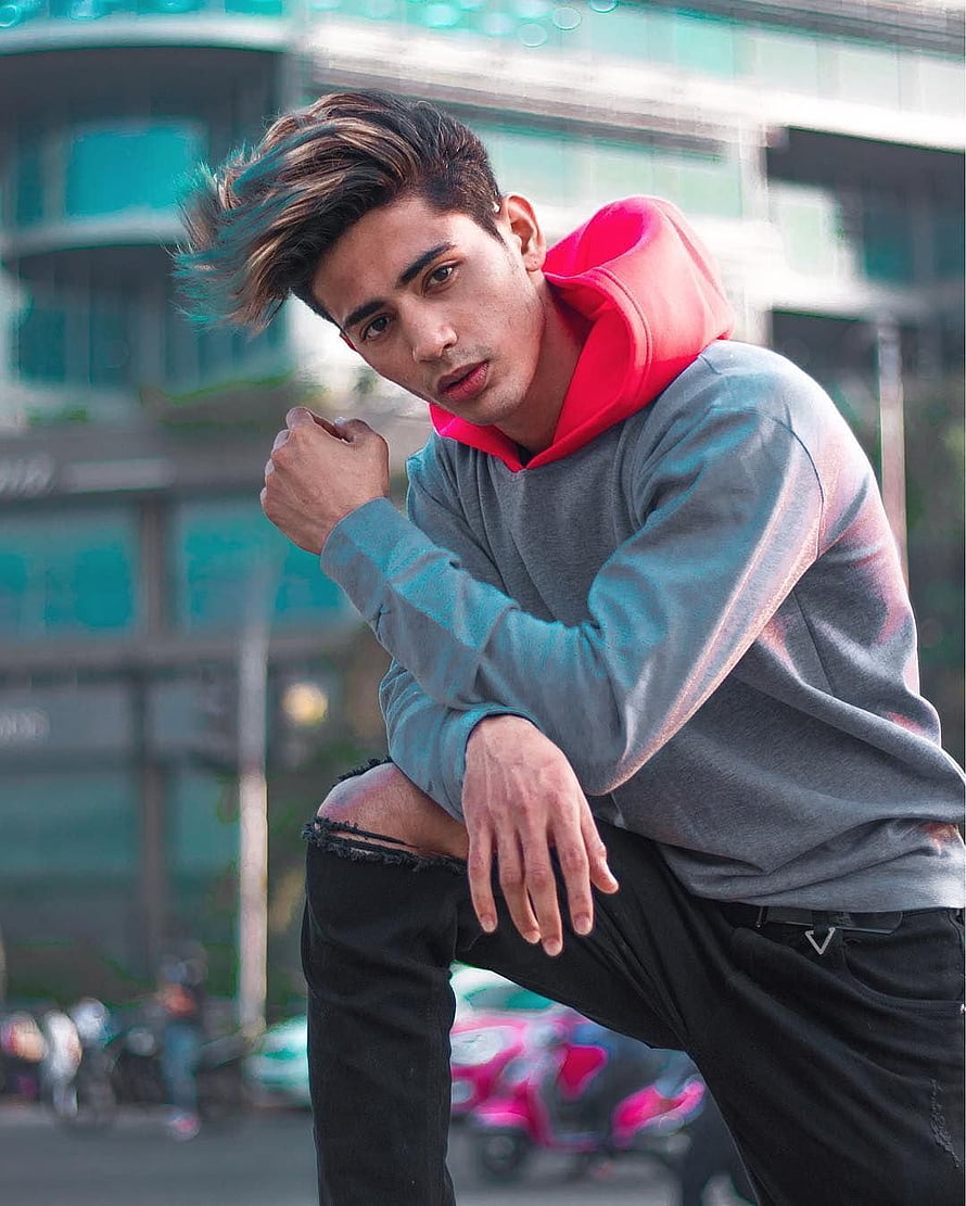 Danish Zehen Urban Street Style Portrait in Grey Hoodie and Ripped Jeans HD phone wallpaper