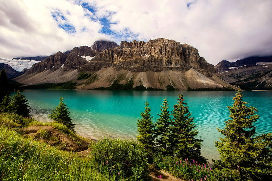 Bow Lake Turquoise Waters and Rocky Mountain Peaks in the Canadian Rockies HD wallpaper