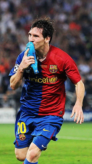 Lionel Messi Kissing His Boot in FC Barcelona 2009 Champions League Kit HD phone wallpaper