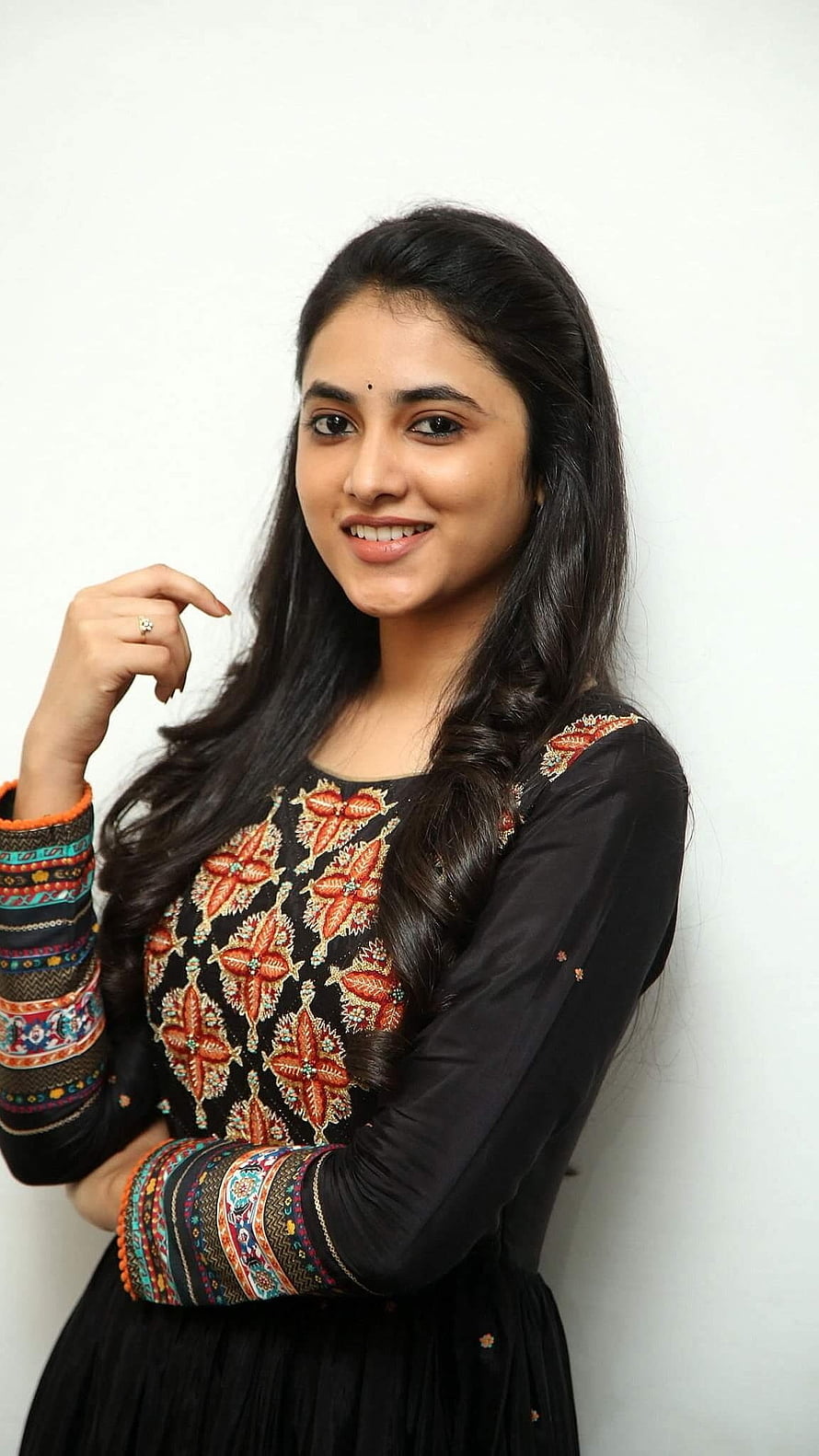 Priyanka Arul Mohan in Black Embroidered Ethnic Wear with Colorful Cuff Details HD phone wallpaper