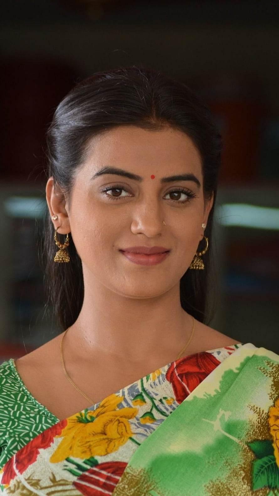 Akshara Singh Portrait in Traditional Floral Saree with Gold Jewelry HD phone wallpaper