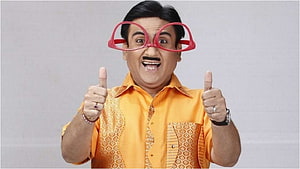 Jethalal Champaklal Gada from Taarak Mehta Ka Ooltah Chashmah Giving Double Thumbs Up HD wallpaper
