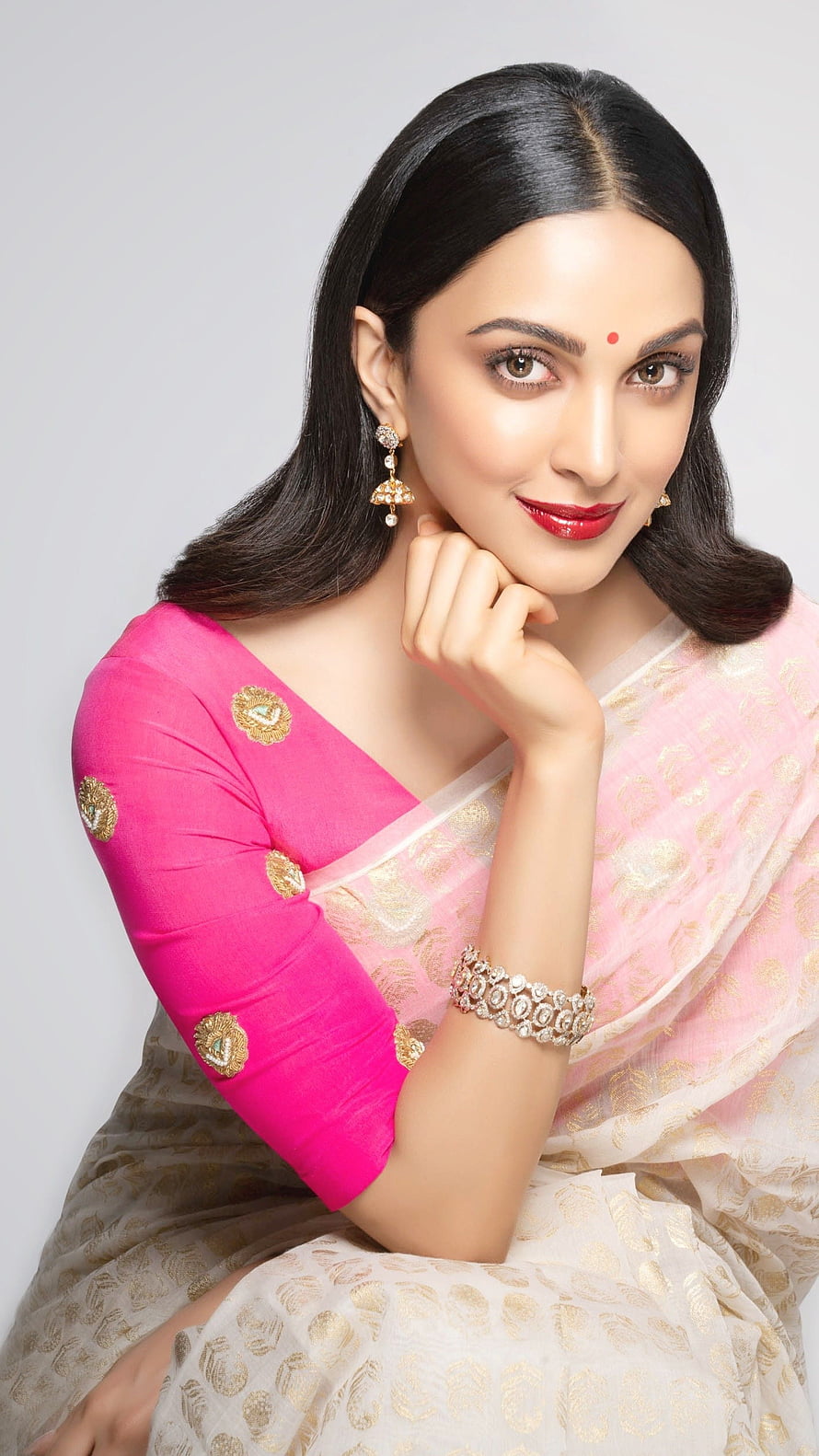 Kiara Advani in a pink blouse and cream saree with gold jewelry HD phone wallpaper
