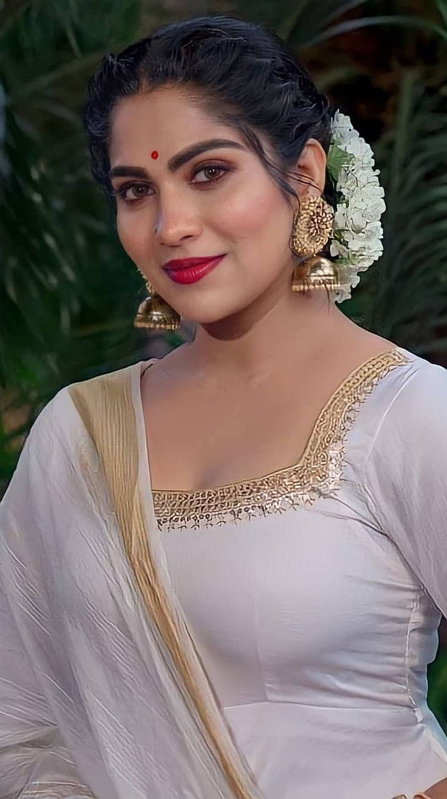 Sneha in White Saree with Gold Jewelry and Flowers HD phone wallpaper