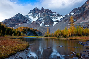 Majestic Rocky Mountain Peak Reflected in Serene Alpine Lake with Golden Autumn Forest HD wallpaper