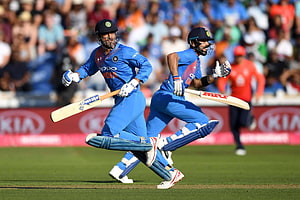 Virat Kohli and MS Dhoni Sprinting During India Cricket Match HD wallpaper