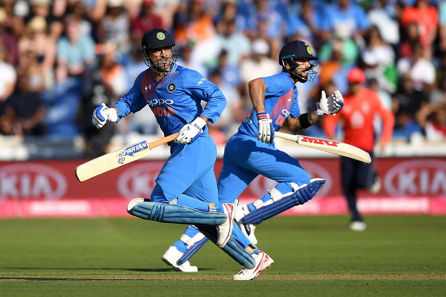 Virat Kohli and MS Dhoni Sprinting During India Cricket Match HD wallpaper