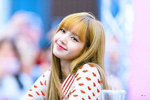 Lisa from BLACKPINK Smiling in a White Top with Red Heart Pattern HD wallpaper