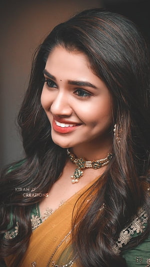 Bhavna Bajaj in a Green and Mustard Saree with Traditional Jewelry HD phone wallpaper