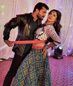 Khesari Lal Yadav and female dancer performing on stage in traditional Indian attire HD phone wallpaper