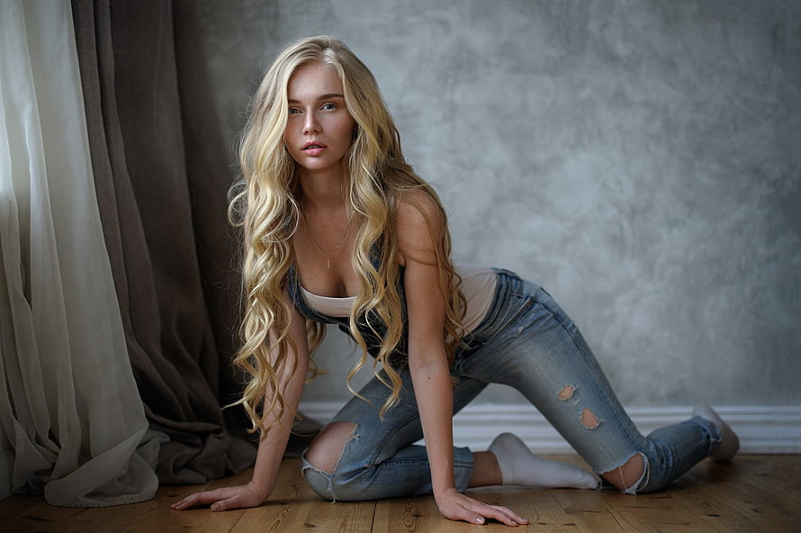 Blonde Woman in Ripped Jeans Kneeling on Wooden Floor, Unknown Model, babe, lady, model, blonde, woman HD wallpaper