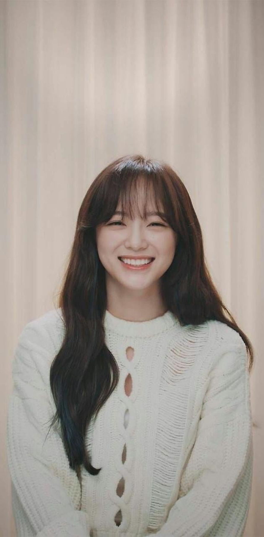 Kim Sejeong smiling portrait in a cream cable-knit sweater with long dark hair HD phone wallpaper