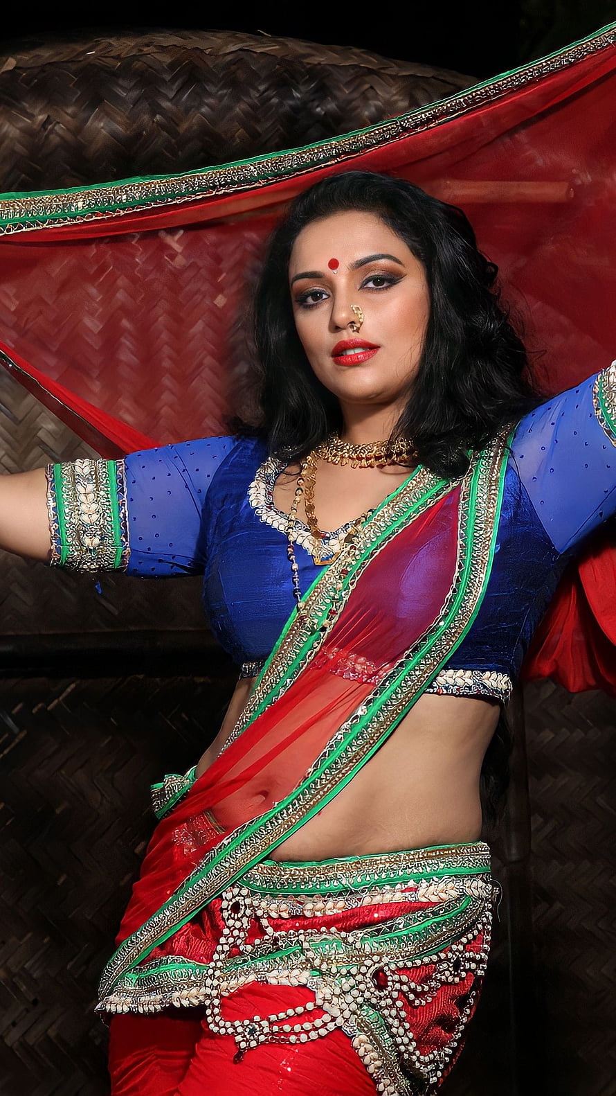 Woman in Traditional Indian Folk Dance Costume with Red and Blue Saree, Swetha menon, malayalam actress HD phone wallpaper