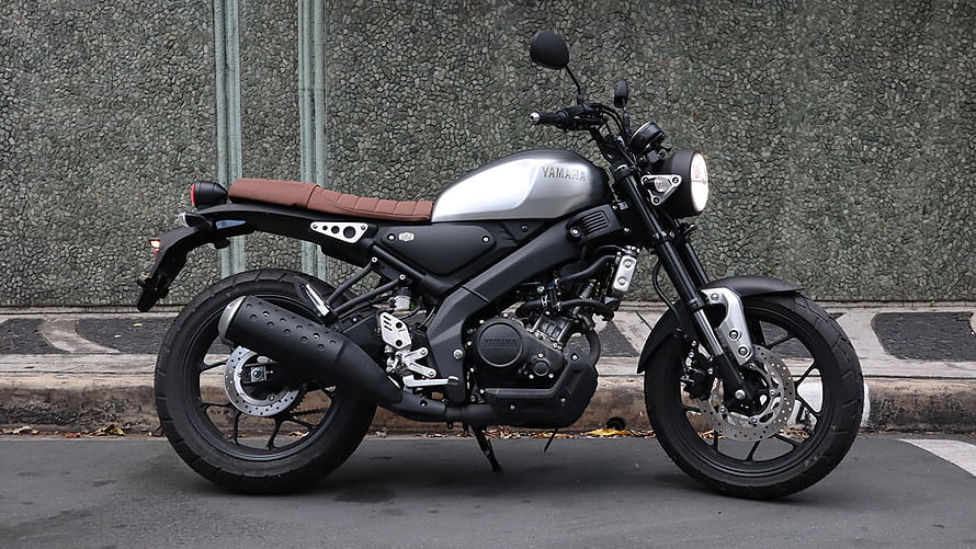 Yamaha XSR155 Matte Black Cafe Racer Motorcycle with Brown Leather Seat HD wallpaper