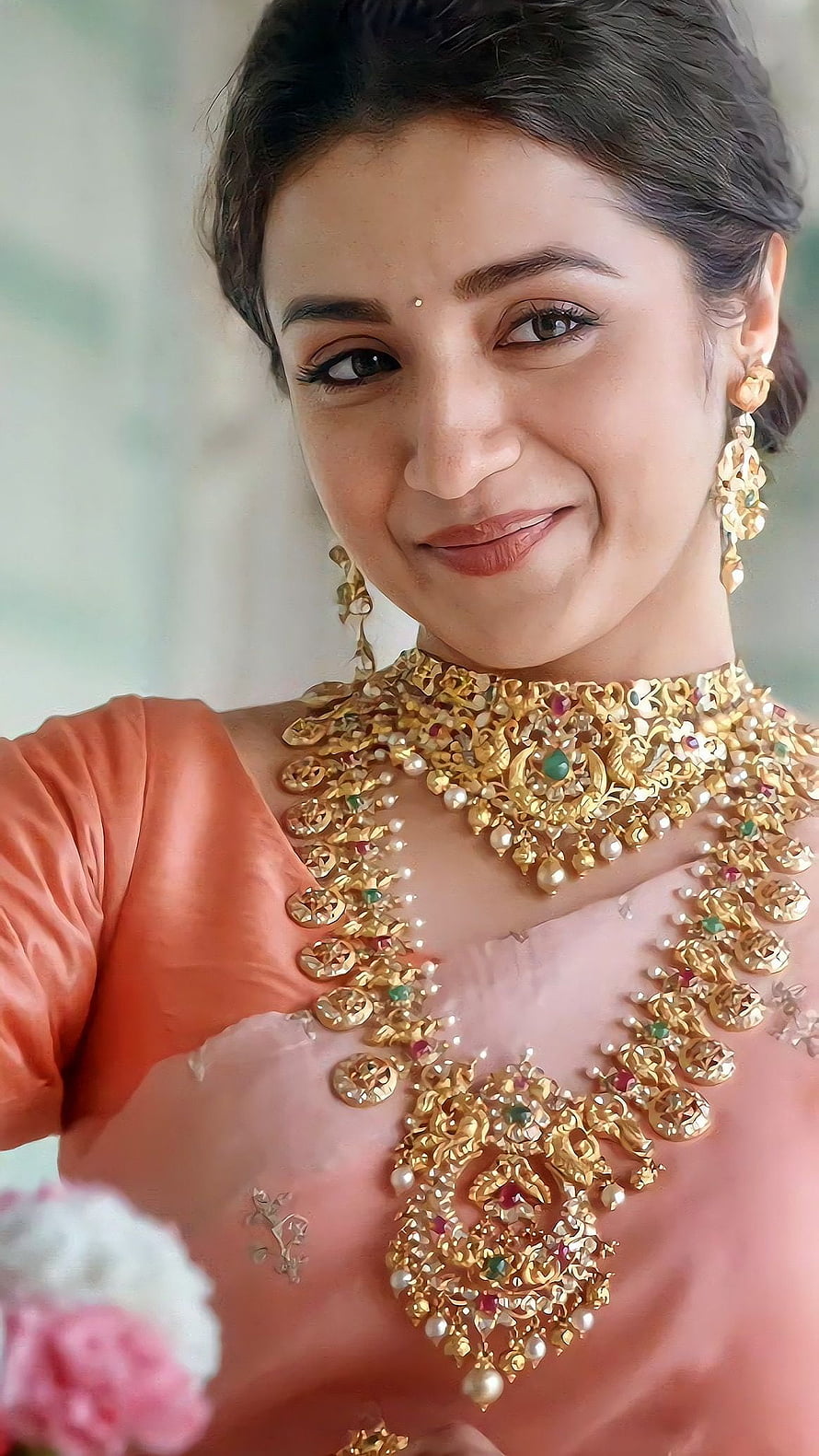 Indian actress Parineeti Chopra wearing traditional gold jewelry and a peach saree HD phone wallpaper