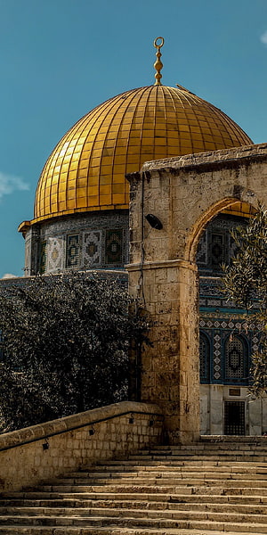 Dome of the Rock Golden Dome and Stone Staircase in Jerusalem HD phone wallpaper