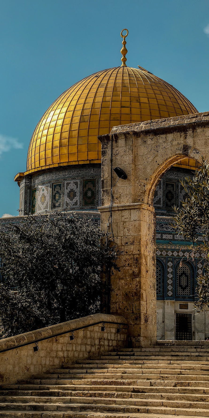 Dome of the Rock Golden Dome and Stone Staircase in Jerusalem HD phone wallpaper