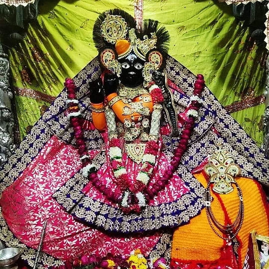 Kali Ma Goddess Statue Adorned in Pink Saree and Jewels HD phone wallpaper
