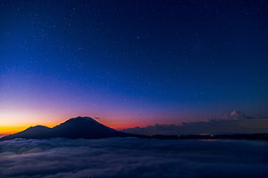 Starry Night Sky Over Mountain Peak Above Sea of Clouds at Twilight HD wallpaper