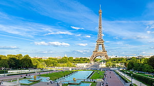 Eiffel Tower and Trocadero Gardens in Paris Under a Bright Blue Sky HD wallpaper