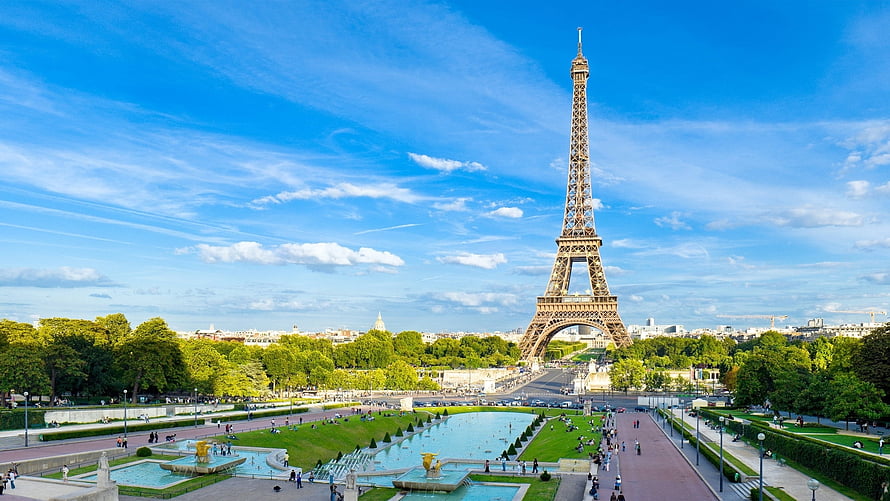 Eiffel Tower and Trocadero Gardens in Paris Under a Bright Blue Sky HD wallpaper