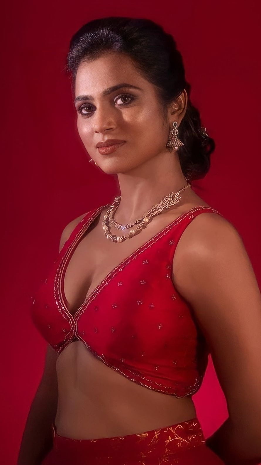 Ramya Pandian in Traditional Red Saree Blouse with Gold Jewelry HD phone wallpaper