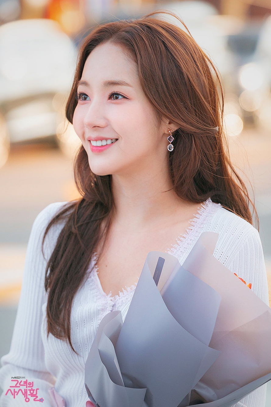 Park Min Young in Her Private Life Holding a Wrapped Bouquet of Flowers HD phone wallpaper